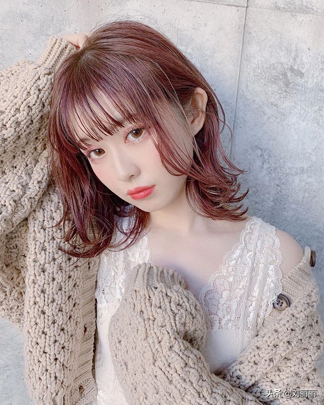 好看又时尚的发型最新款,40-50岁洋气烫发型中长发大圆脸