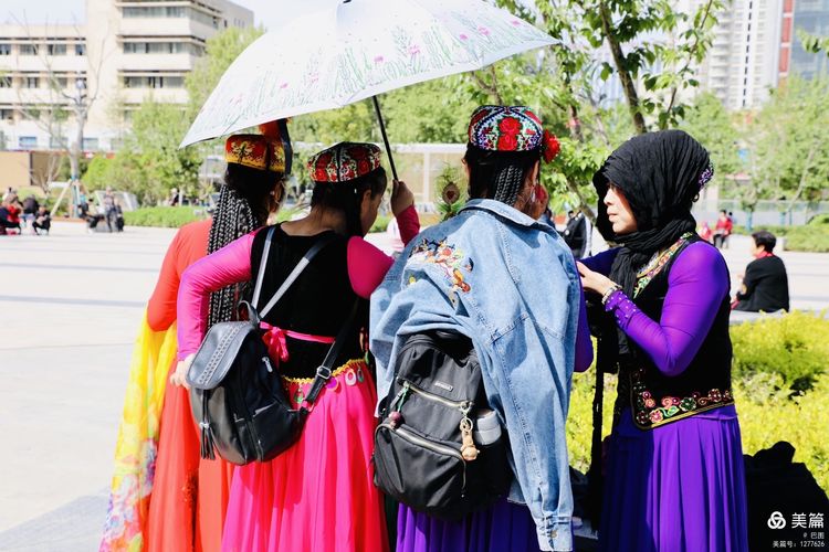 洛阳牡丹广场：*疆新**舞大联欢