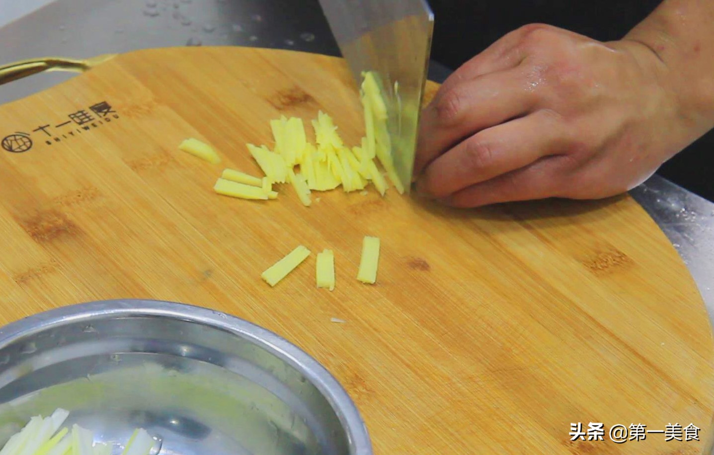 大厨做黄焖鸡米饭教学视频,大厨教你做黄焖鸡米饭的简单做法