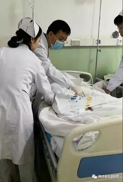 争分夺秒做手术妙手回春治骨伤