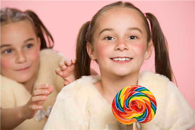 双胞胎头发一个黄一个黑什么原因,双胞胎头发一个多一个少