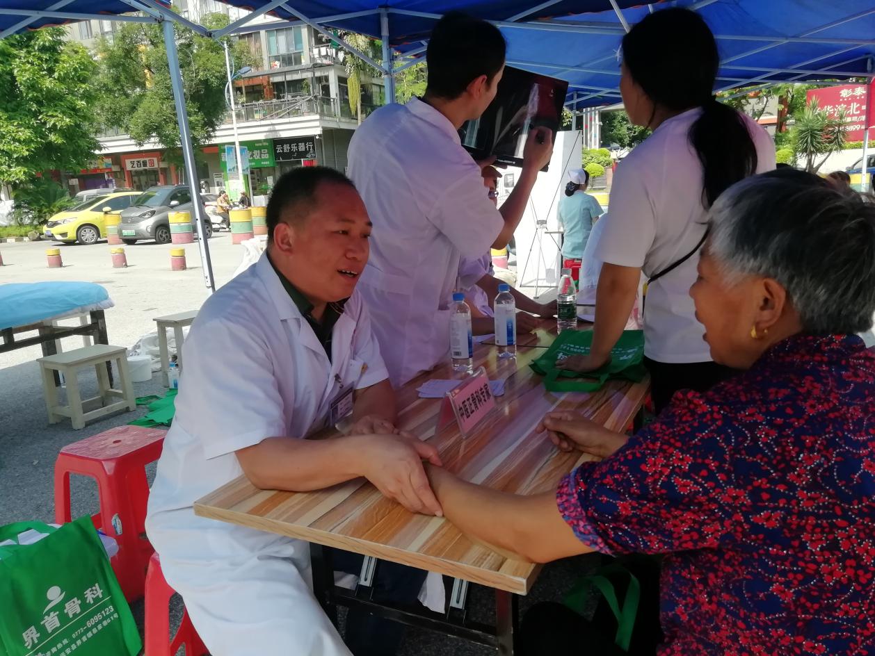 兴安界首骨伤医院一站式服务中心,送医送药送健康爱心义诊进农村