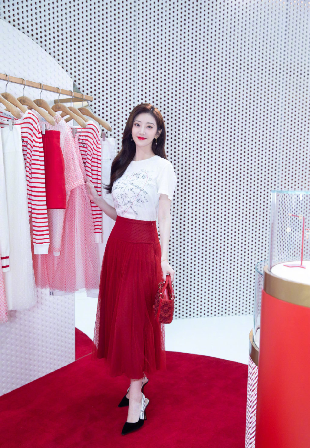 她直播自曝微整形，今穿T恤配大红色轻纱裙，衬得人肤白如雪