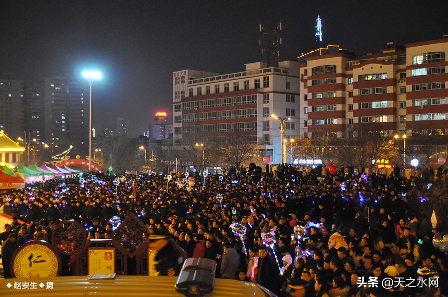 甘肃天水数万民众“上九朝观”祈福纳祥争烧头柱香！（组图）
