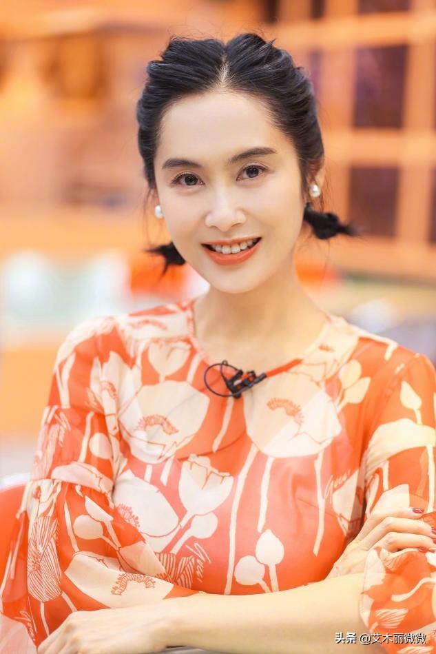 朱茵短发造型御姐范十足,朱茵穿黑色高垫肩流苏裙知性优雅