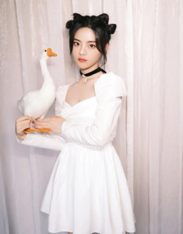 杨超越再度“逆袭”，穿小白裙清雅秀气，蝴蝶结发型俏皮减龄