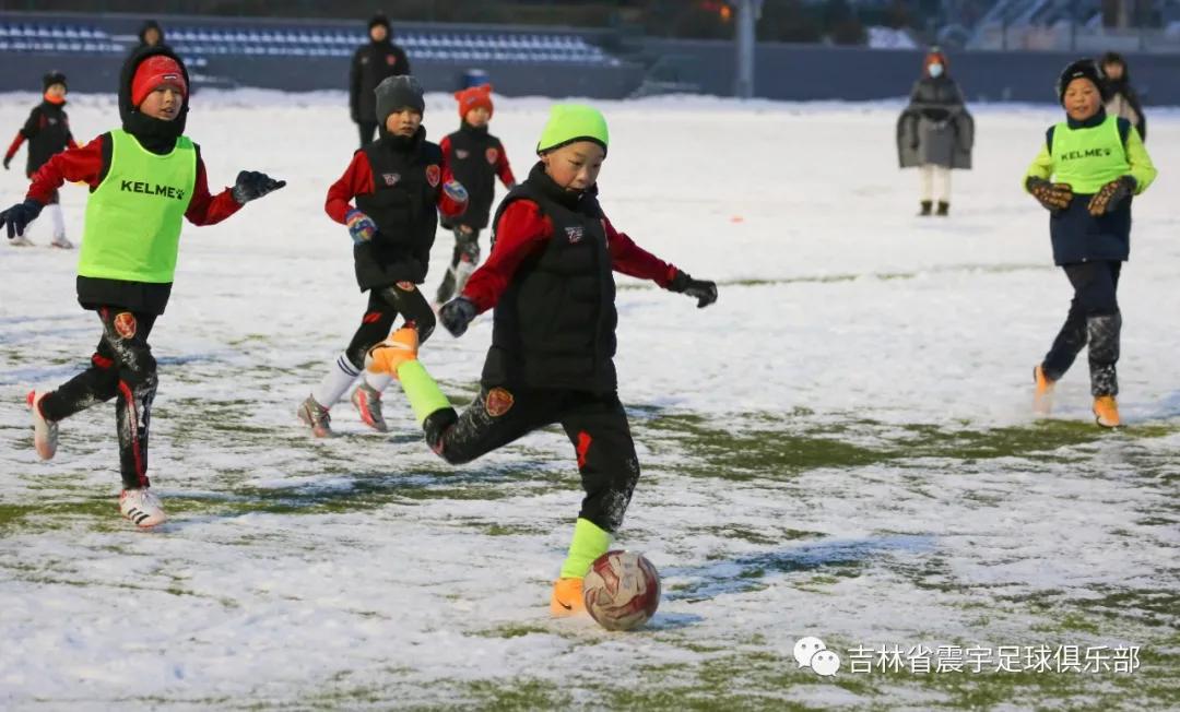 雪地快乐踢球,冰天雪地足球