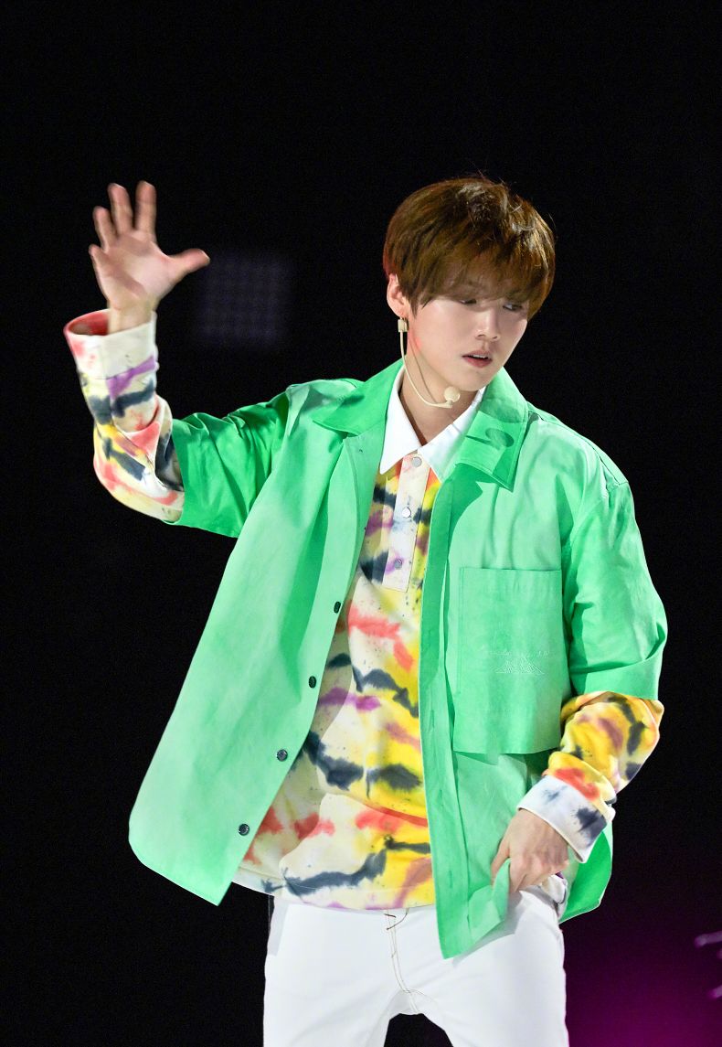 比鹿晗“假书包”更神的是“白加金”鞋子，全是窟窿，好像黄金甲