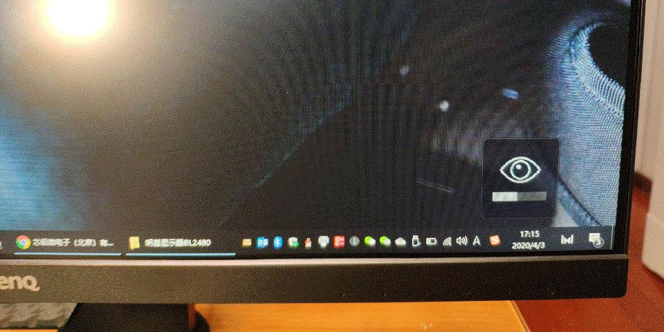 办公桌面打造,笔记本桌搭外接显示器精致布局