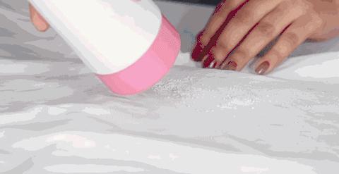 白衣服不小心染上了污渍怎么办,白衣服弄脏了怎么洗才能洗干净