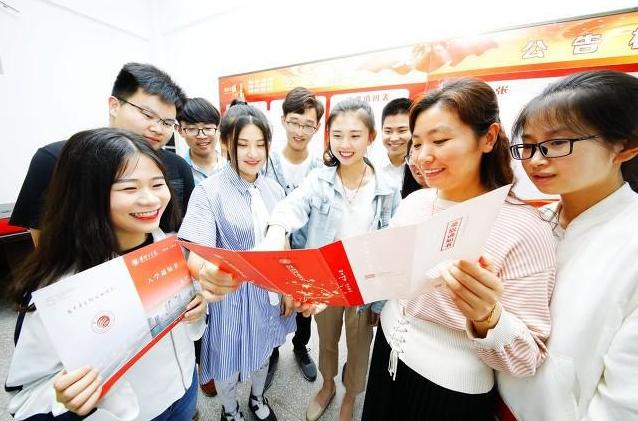 适合女生报考的专业好就业,冷门高薪适合女生的专业