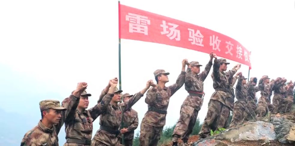 这里是边境的“地雷村”，足球场大的地方扫雷大队每天都会发现几百枚爆炸物！
