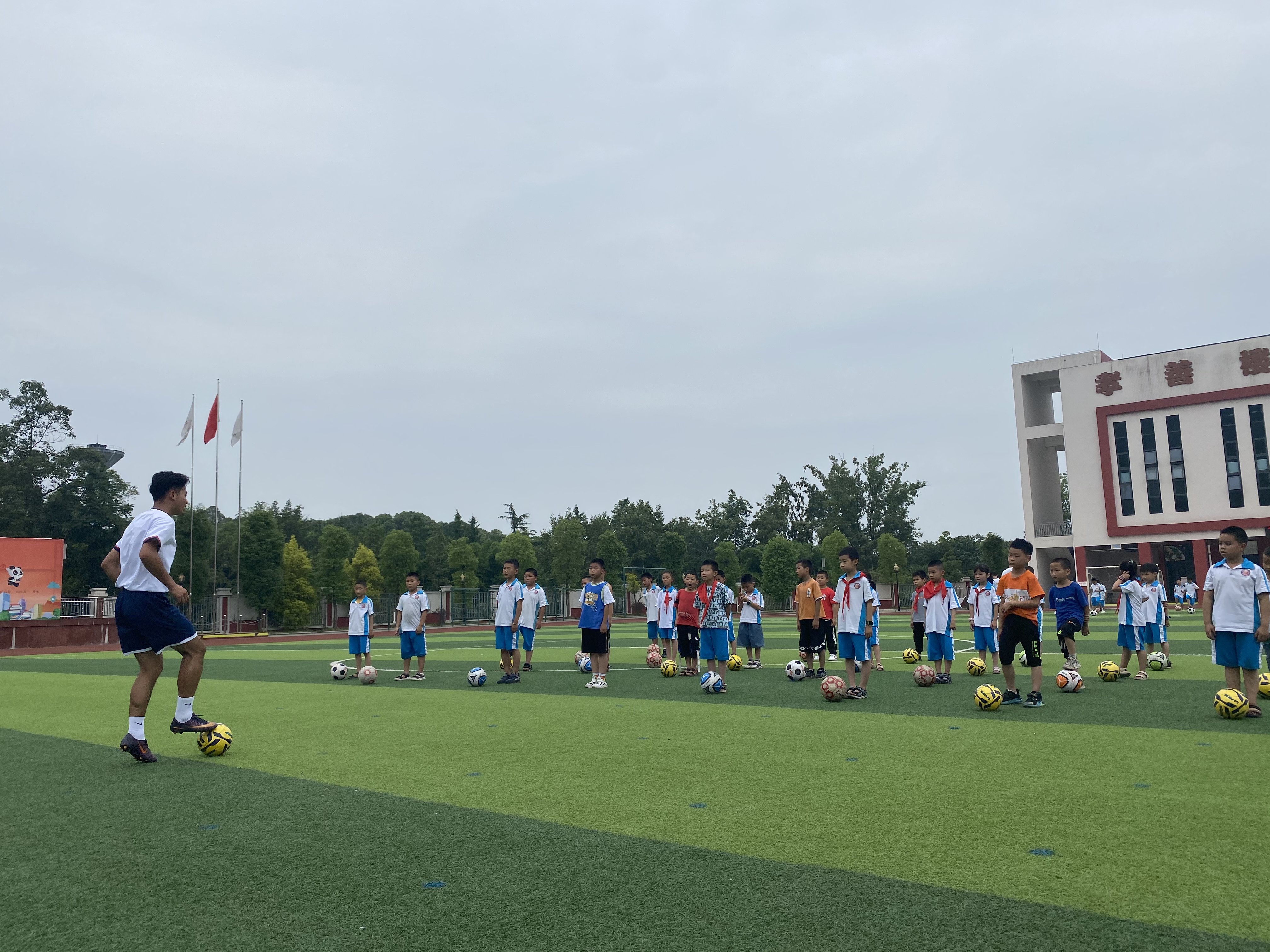 足球公益课走进简阳市新市小学
