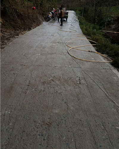 下雨把水泥地面冲烂怎么办,刚打的水泥地面冻坏怎样修复