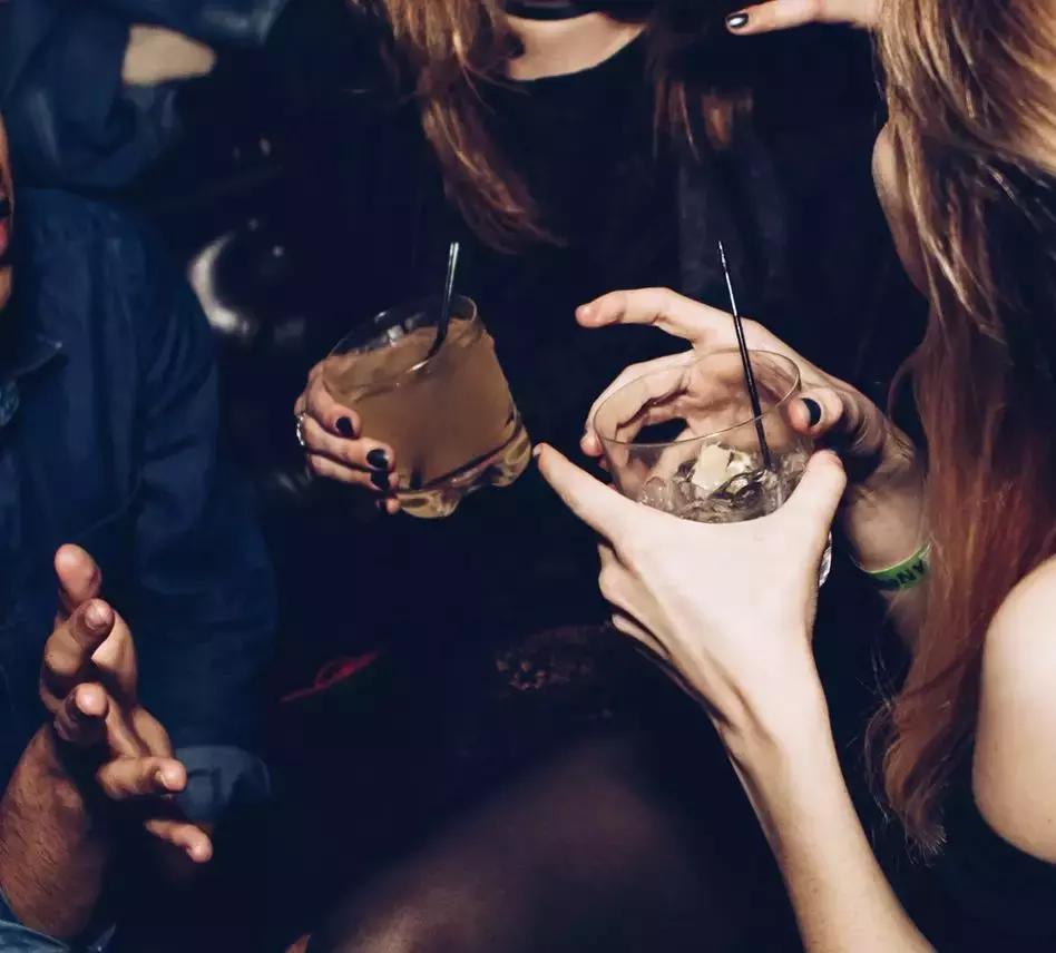 适合黄皮学生党做的新年美甲,粉色猪猪透色美甲