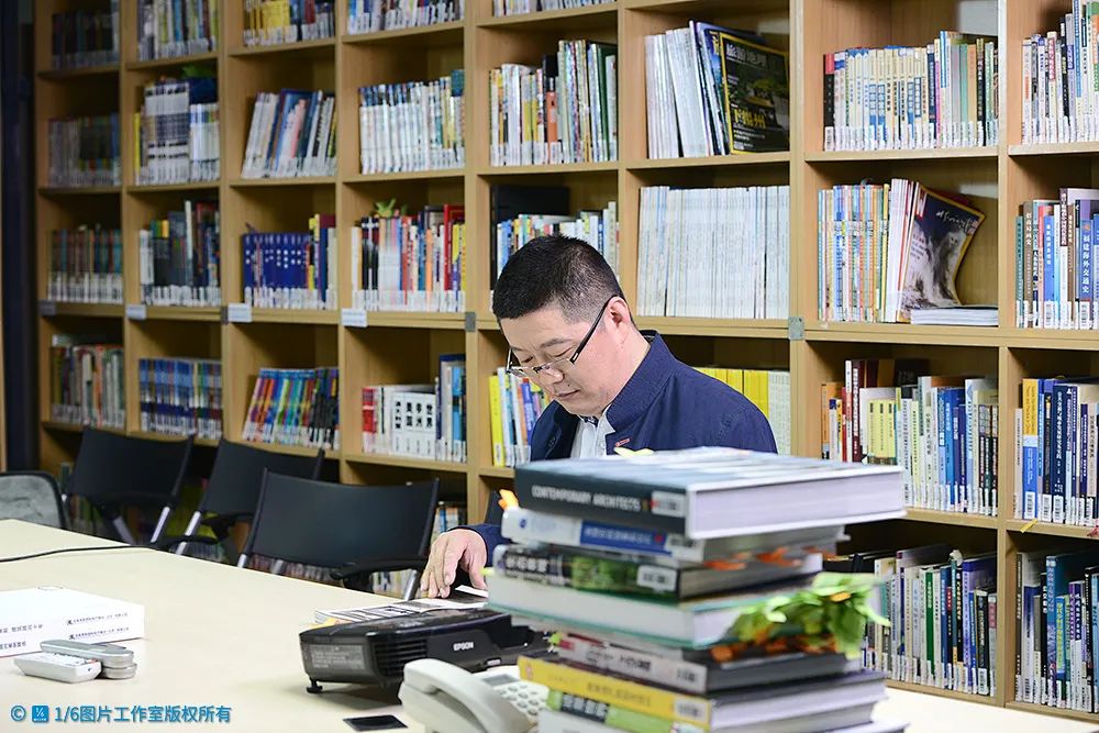 李忠:用钢笔记录粉笔