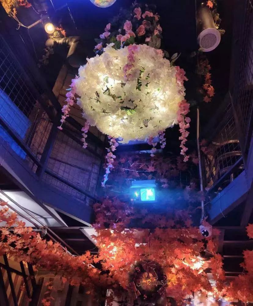 长春这家音乐串吧大块肉按斤称，崂山一元一瓶，青岛喝一箱送一箱