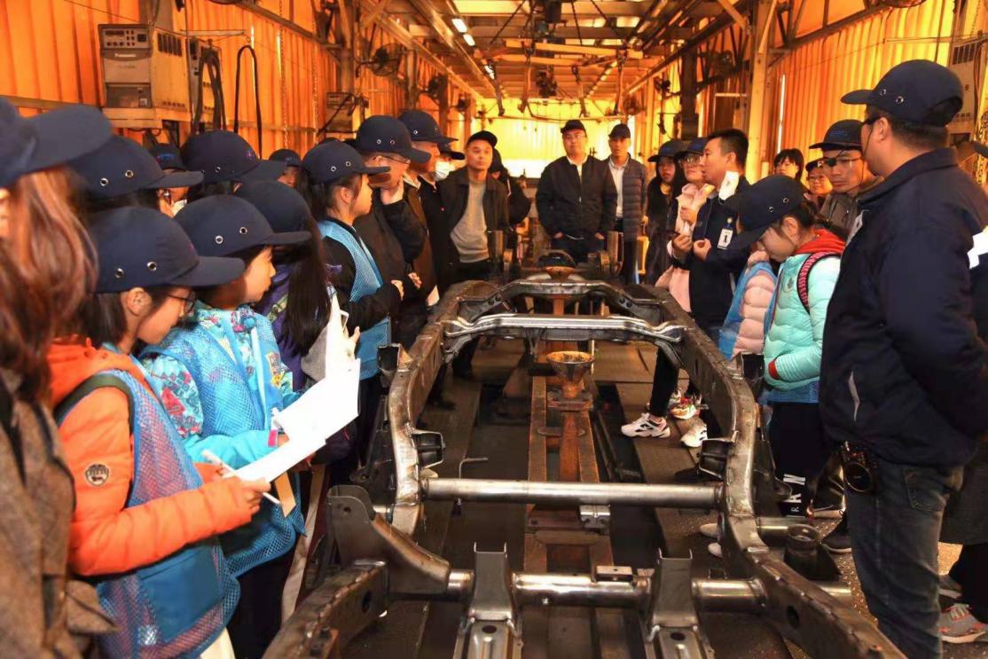 机器人作业、120秒成品…顺义科学小记者走进北京亚太汽车底盘工厂