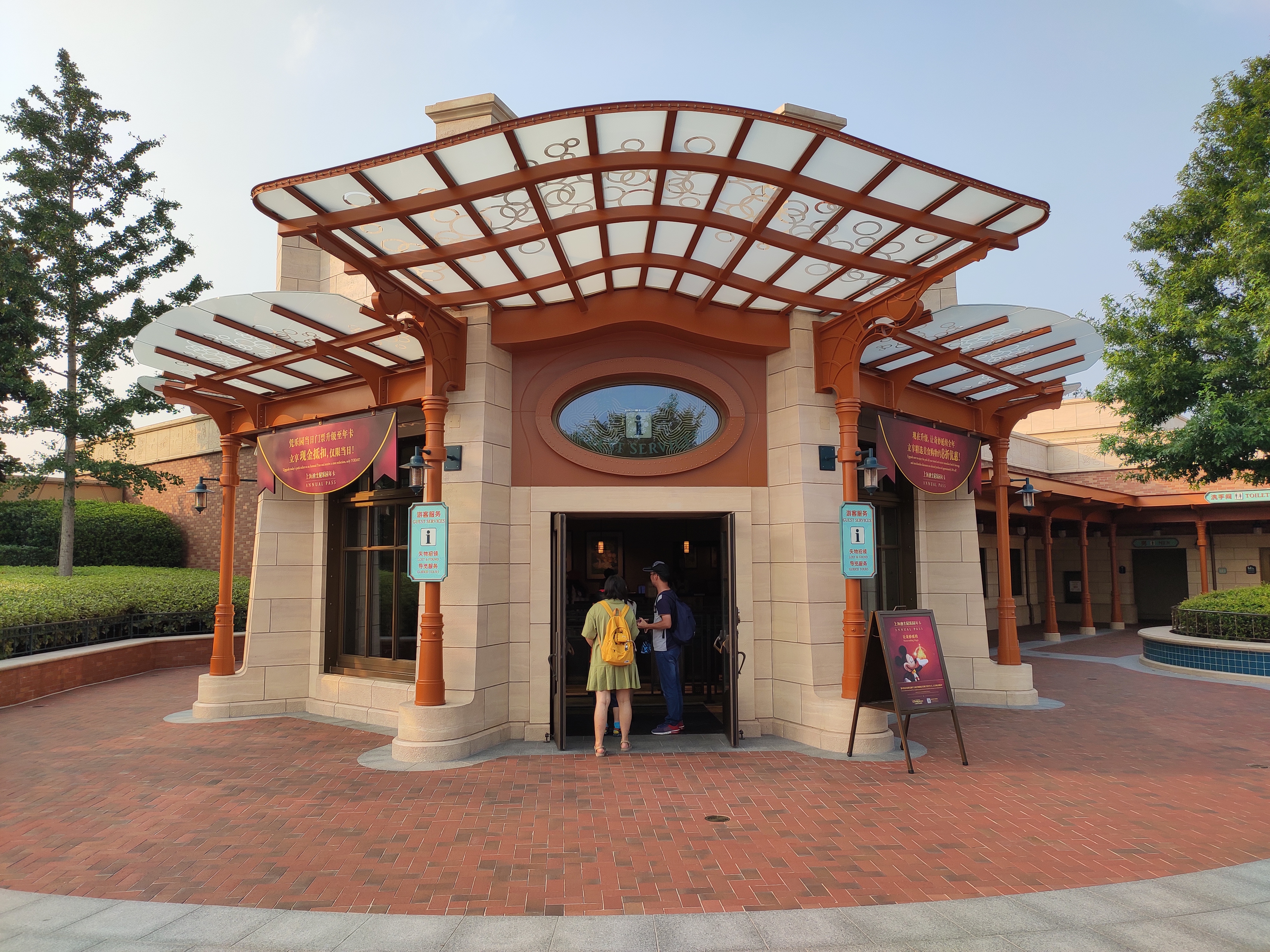 上海迪士尼一大一小旅游攻略,上海迪士尼吃住攻略讲解