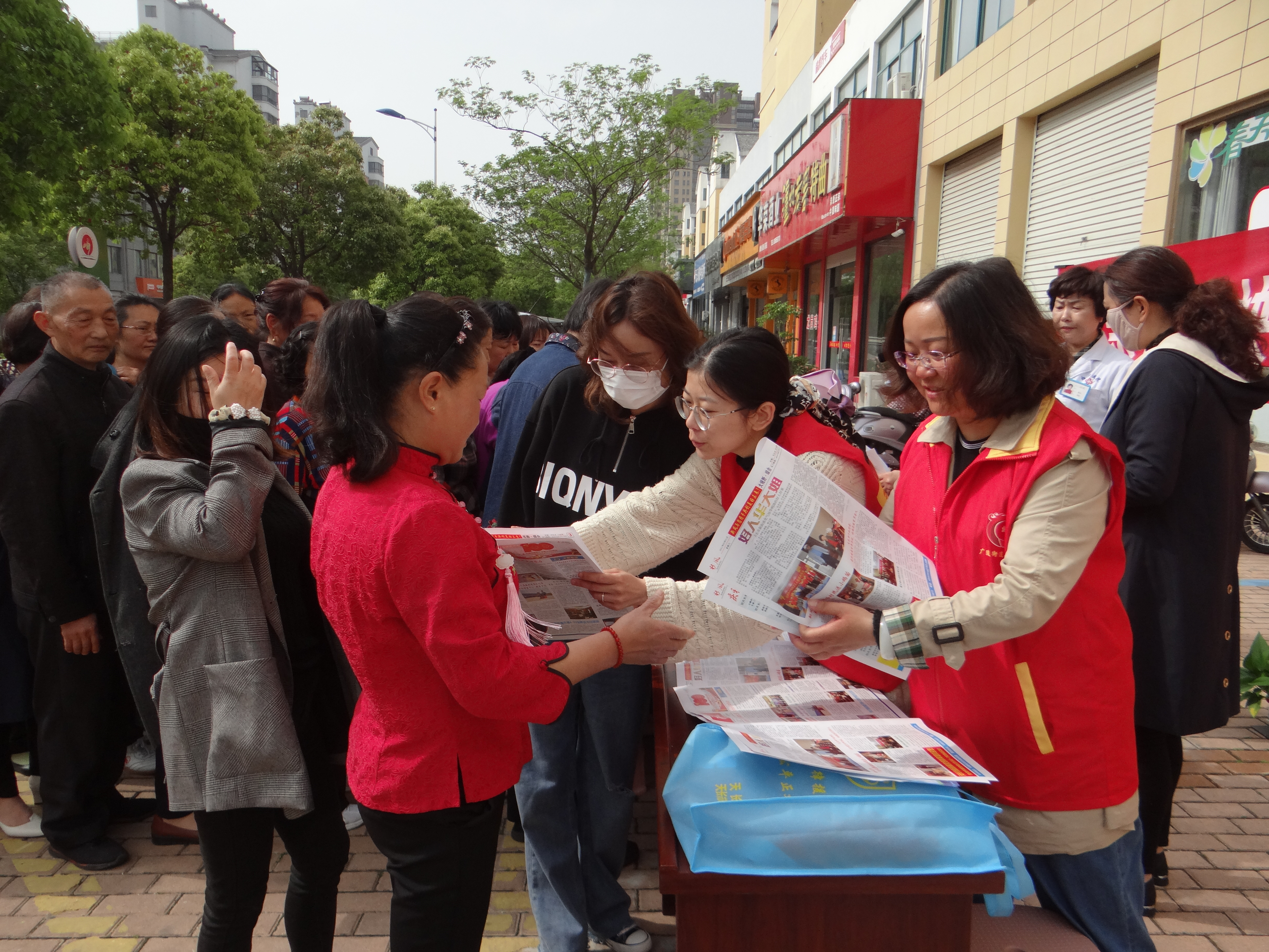 爱心医院开展健康扶贫义诊活动,母亲健康快车公益活动