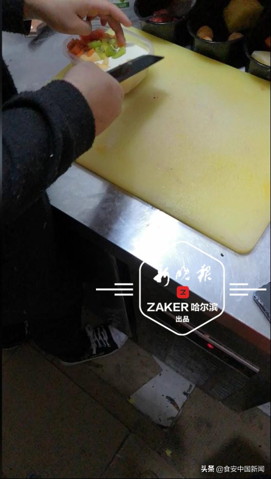 哈尔滨记者*底卧**外卖热销店，震惊了：烂水果做原料、上岗无健康证