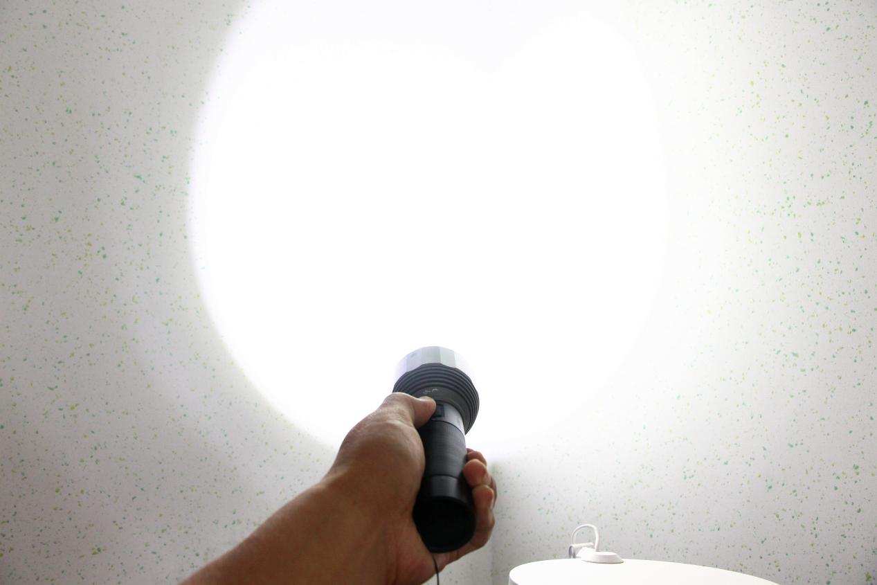 2000流明高亮手电在手,户外横扫黑暗:纳拓户外强光手电筒体验