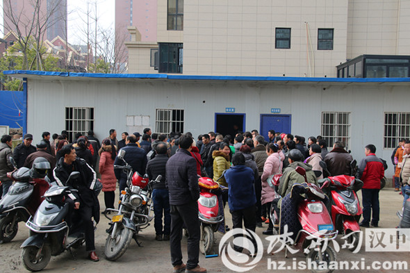 新春之际汉中堂宏广场向农民工集中发放工资900多万元