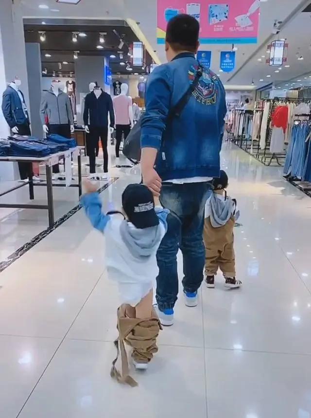 奶爸带娃忘记扔尿不湿,奶爸带娃逛商场