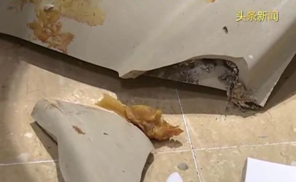 洗脚时酒店洗手盆洗手盆砸落碎了一地，11岁小孩意外受伤