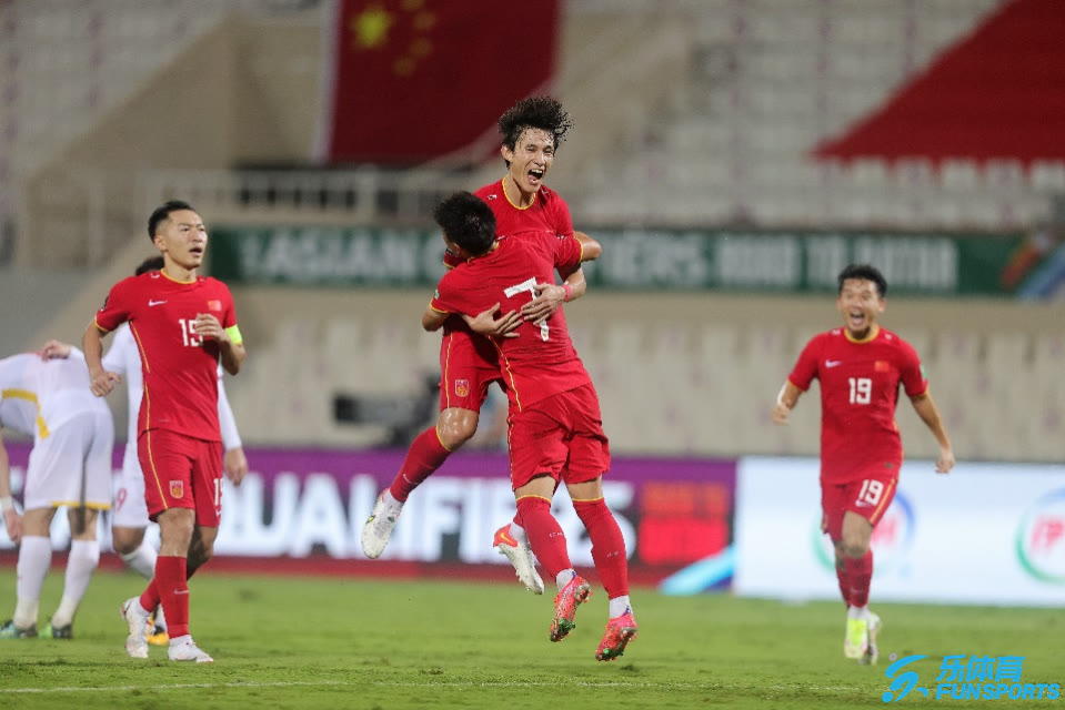 崇明岛足球国足比赛,全村的希望赢在江湖