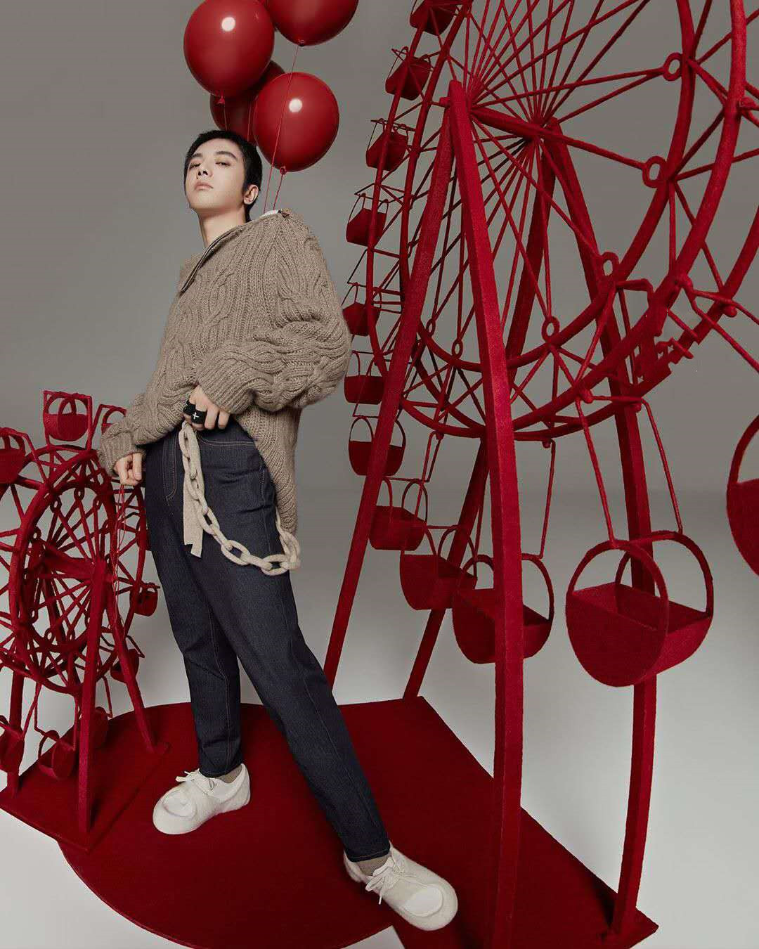 秋冬穿搭万花筒，王源的棒球衣，华晨宇正经穿衣服的样子见过没