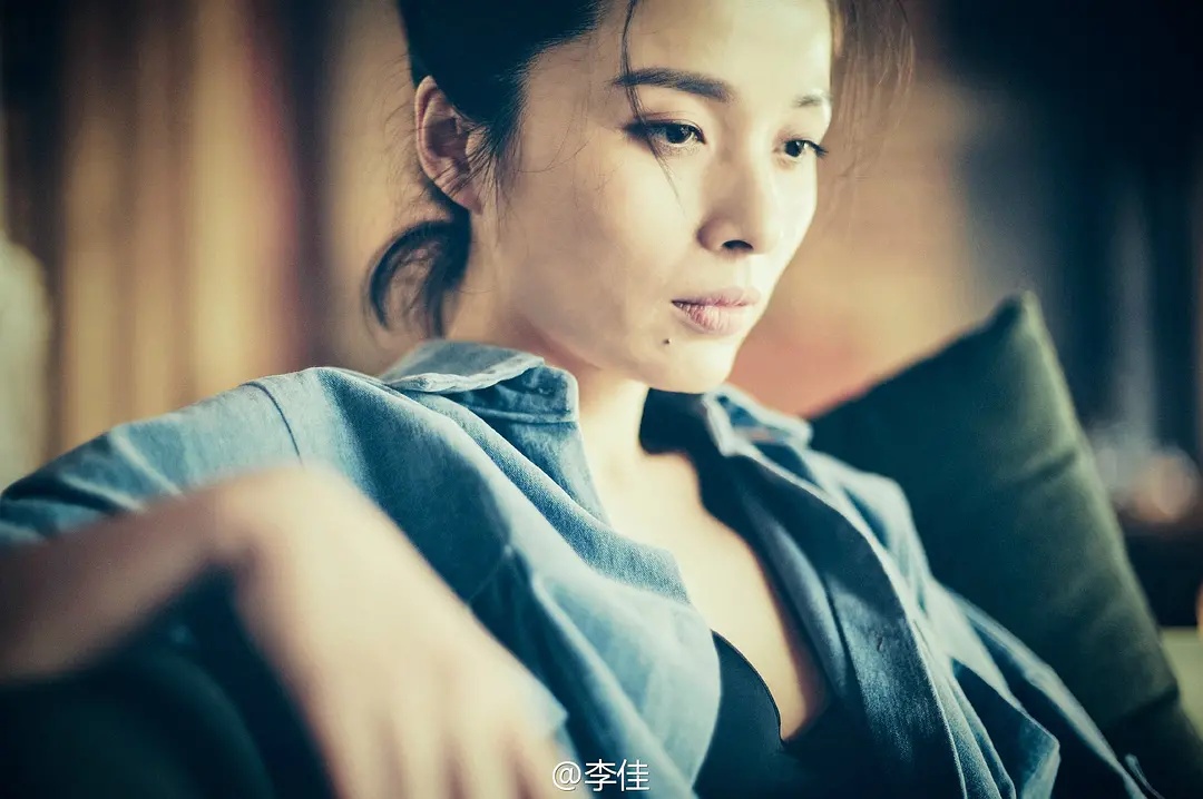 李佳多少岁嫁给靳东的,李佳结过几次婚