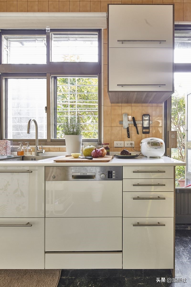 旧厨房灶台翻新最简单方法,姐弟农村老房改造