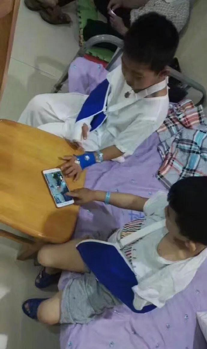 别憋着，容易憋出内伤，该笑就笑，我太难了，酸柠檬现场