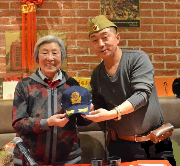 王爱梅称赞毛主席比诸葛亮高明，举出3大事例，主席：这次你赢了