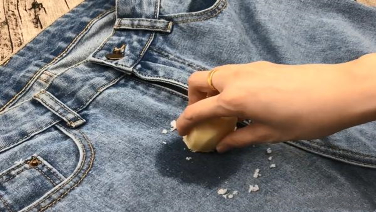 土豆在裤子上涂什么最好,土豆擦油污