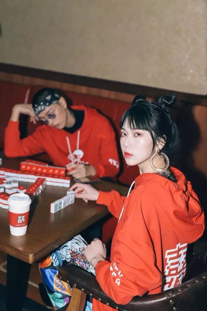 服装人要哭了！年利润4亿、估值90亿的喜茶竟然跨界服装行业？