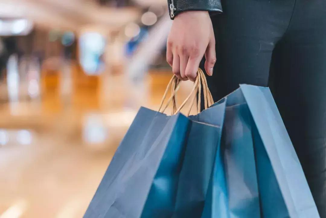 “深圳，女，26岁，月薪7k，负债7W”：假精致，榨干了多少年轻人