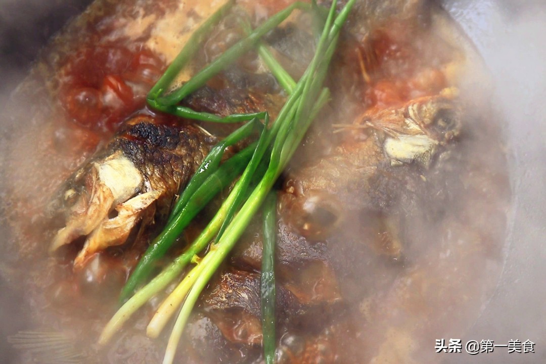 煎鱼不能翻太快,油锅煎鱼的正确方法