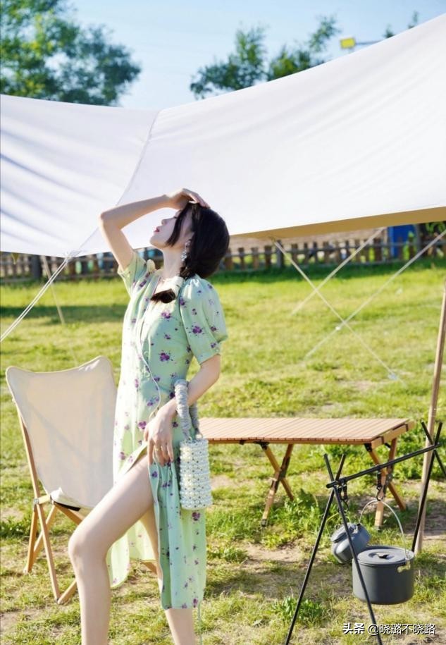 碎花裙如何穿得惊艳好看,今夏不正经的碎花裙穿搭真迷人