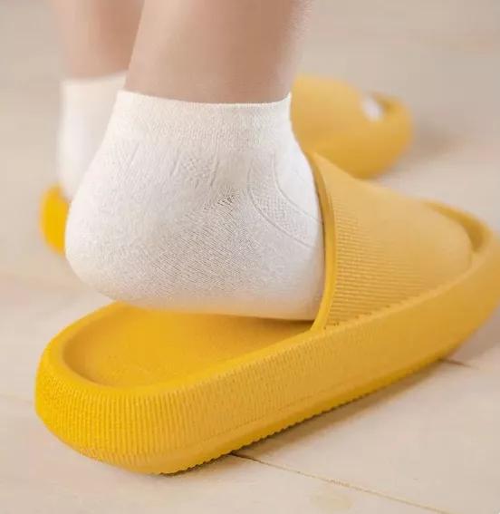 踩上去像云一样软的拖鞋,超级舒服踩在云端的拖鞋