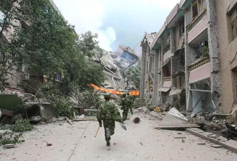 十一年前汶川跳伞,汶川十一年嫁人