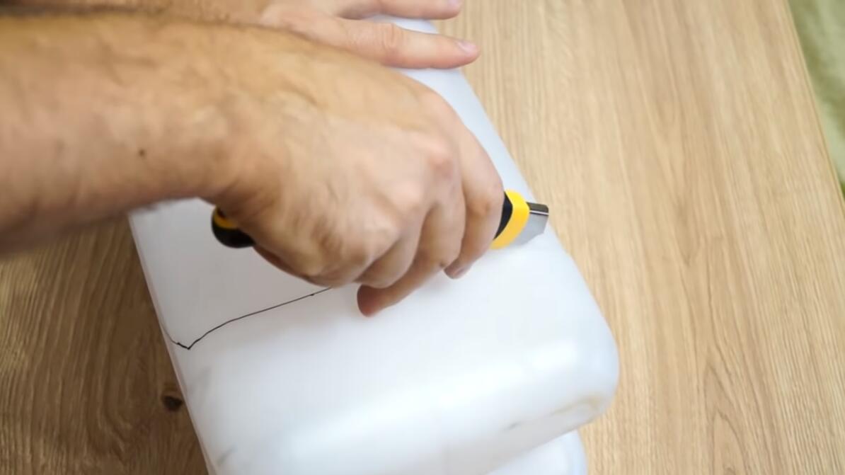 攒了40个塑料桶列成一摞，一格一格当储物柜用，没想到在小区火了