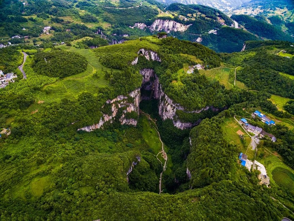 惊世奇观丨汉中68万岁天坑揭秘，地下河、剑齿象化石...