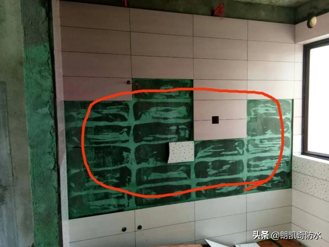 防水层拉毛瓷砖脱落,防水层外侧水泥空鼓