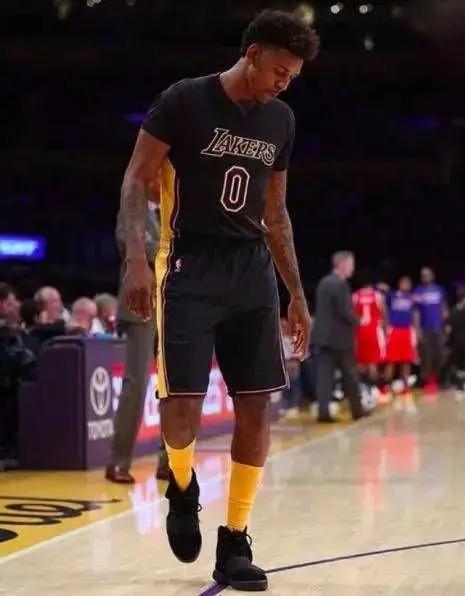 nba球星穿椰子350,nba球星在球场穿过的奇葩球鞋