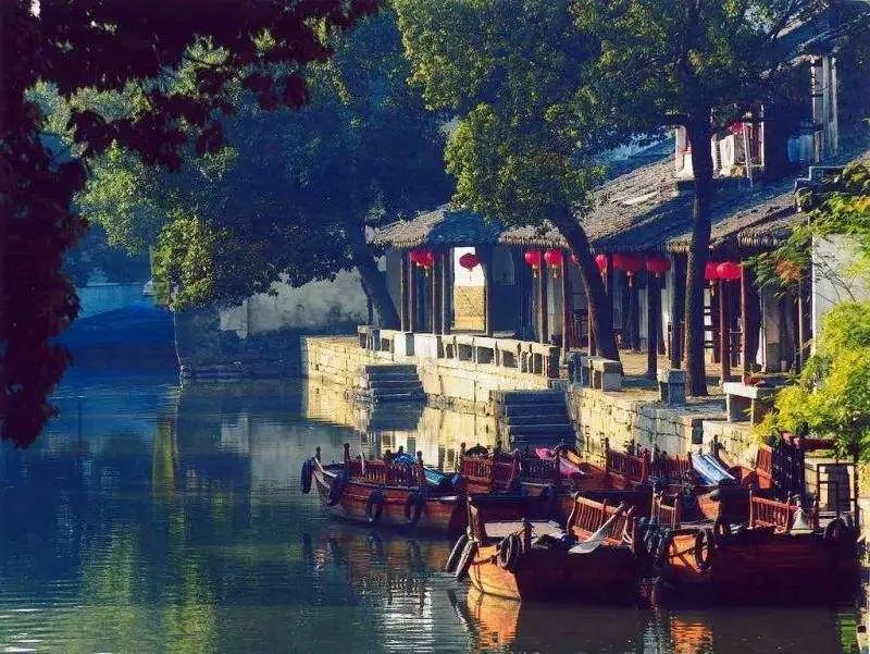 我喜欢去古镇，喜欢它那安详而宁静的气息