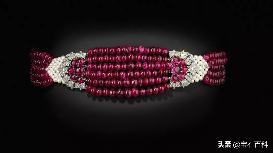 戴红宝石,戴红宝石的女人