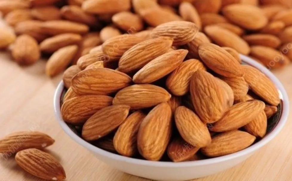 两株桃杏映篱斜猜生肖,两株桃杏映篱斜打一生肖