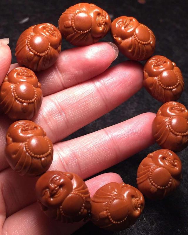 上油的文玩后期盘玩图片,文玩油颜色有黄有白